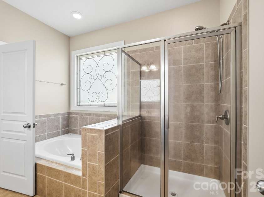 3016 Connells Point Avenue, Waxhaw, NC 28173.  MLS# CAR4413971, YatesRealty ID 43964. Tiled shower and bathtub
