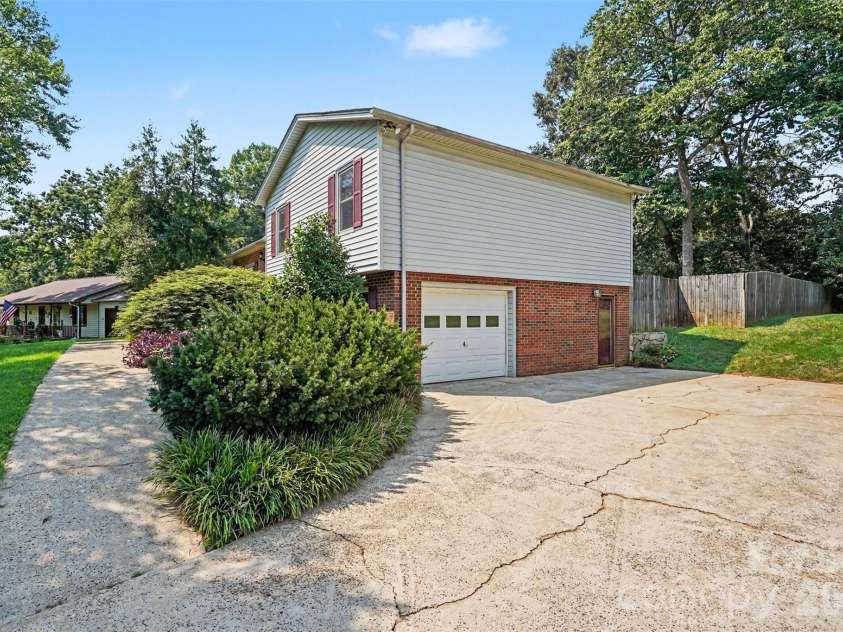 1751 Piney Road, Hickory, NC 28602.  MLS# CAR4413437, YatesRealty ID 43968. 