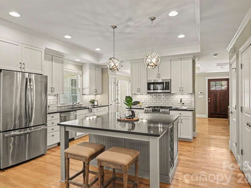 2230 Lockhart Drive, Charlotte, NC 28203.  MLS# CAR4414379, YatesRealty ID 43970. 