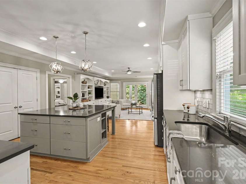 2230 Lockhart Drive, Charlotte, NC 28203.  MLS# CAR4414379, YatesRealty ID 43970. 