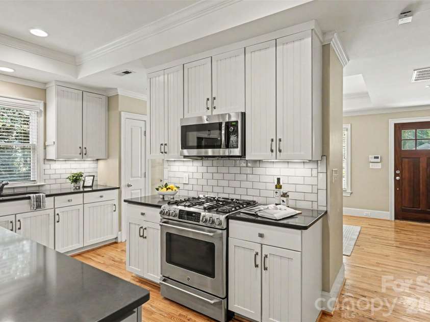 2230 Lockhart Drive, Charlotte, NC 28203.  MLS# CAR4414379, YatesRealty ID 43970. 