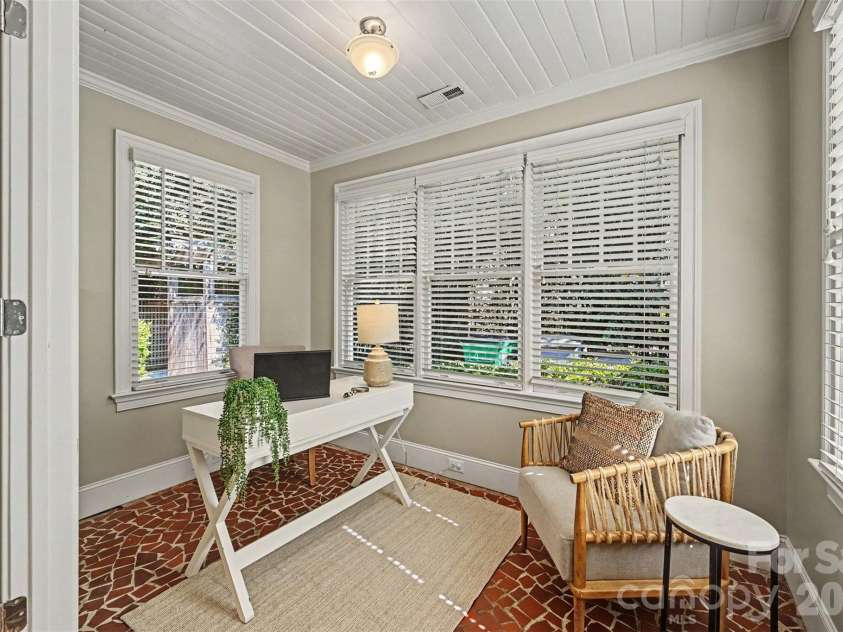 2230 Lockhart Drive, Charlotte, NC 28203.  MLS# CAR4414379, YatesRealty ID 43970. 