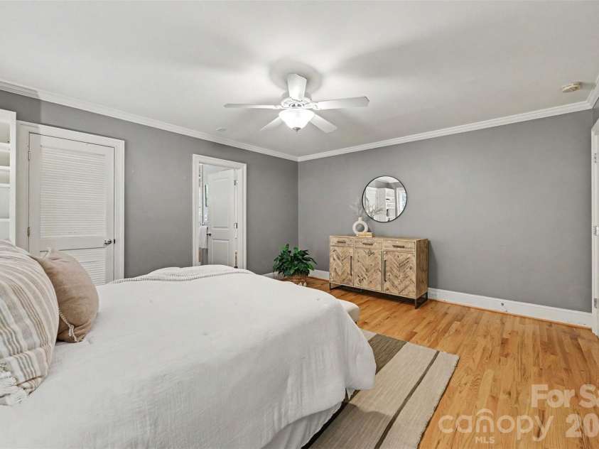 2230 Lockhart Drive, Charlotte, NC 28203.  MLS# CAR4414379, YatesRealty ID 43970. 