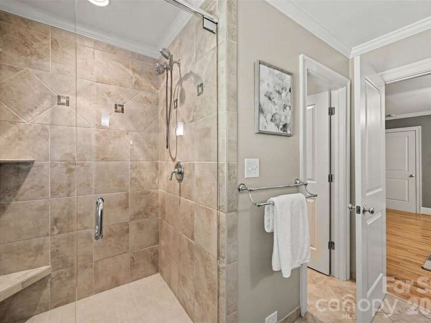 2230 Lockhart Drive, Charlotte, NC 28203.  MLS# CAR4414379, YatesRealty ID 43970. 
