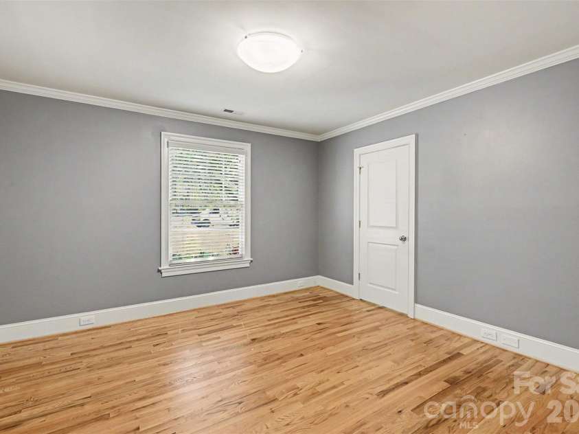 2230 Lockhart Drive, Charlotte, NC 28203.  MLS# CAR4414379, YatesRealty ID 43970. 