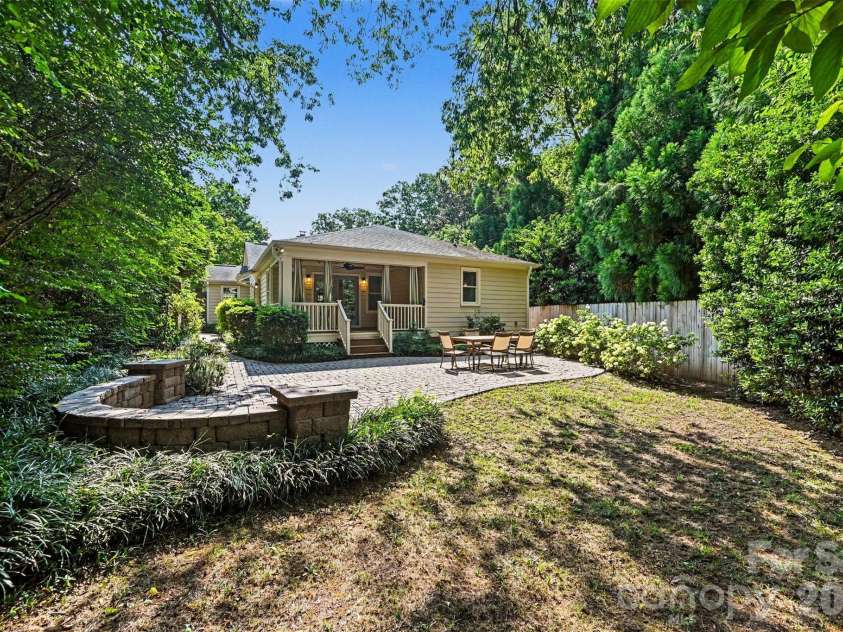 2230 Lockhart Drive, Charlotte, NC 28203.  MLS# CAR4414379, YatesRealty ID 43970. 