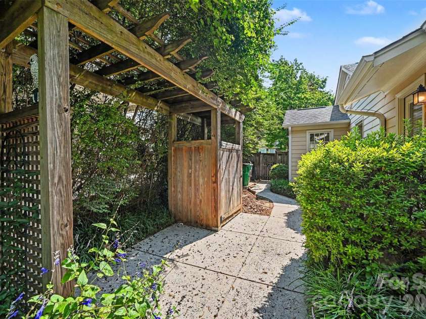 2230 Lockhart Drive, Charlotte, NC 28203.  MLS# CAR4414379, YatesRealty ID 43970. 