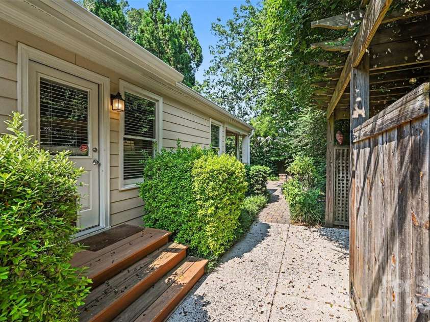 2230 Lockhart Drive, Charlotte, NC 28203.  MLS# CAR4414379, YatesRealty ID 43970. 