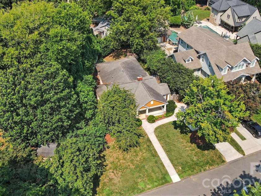 2230 Lockhart Drive, Charlotte, NC 28203.  MLS# CAR4414379, YatesRealty ID 43970. 