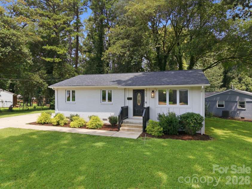 2700 Ravencroft Drive, Charlotte, NC 28208.  MLS# CAR4414006, YatesRealty ID 43971. 
