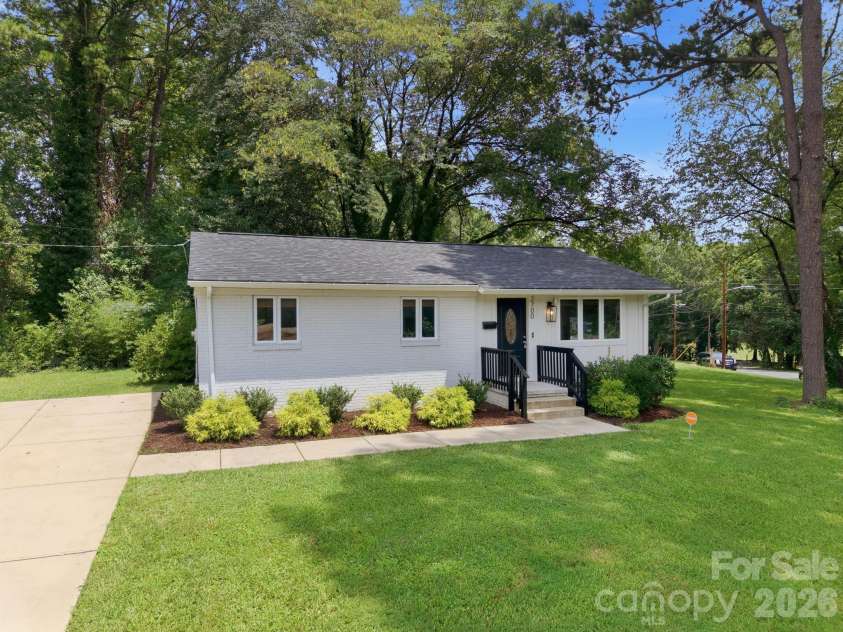 2700 Ravencroft Drive, Charlotte, NC 28208.  MLS# CAR4414006, YatesRealty ID 43971. 