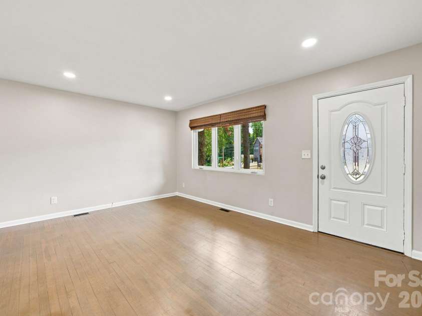 2700 Ravencroft Drive, Charlotte, NC 28208.  MLS# CAR4414006, YatesRealty ID 43971. 