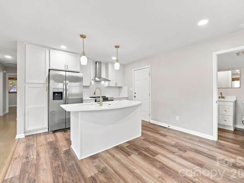 2700 Ravencroft Drive, Charlotte, NC 28208.  MLS# CAR4414006, YatesRealty ID 43971. 