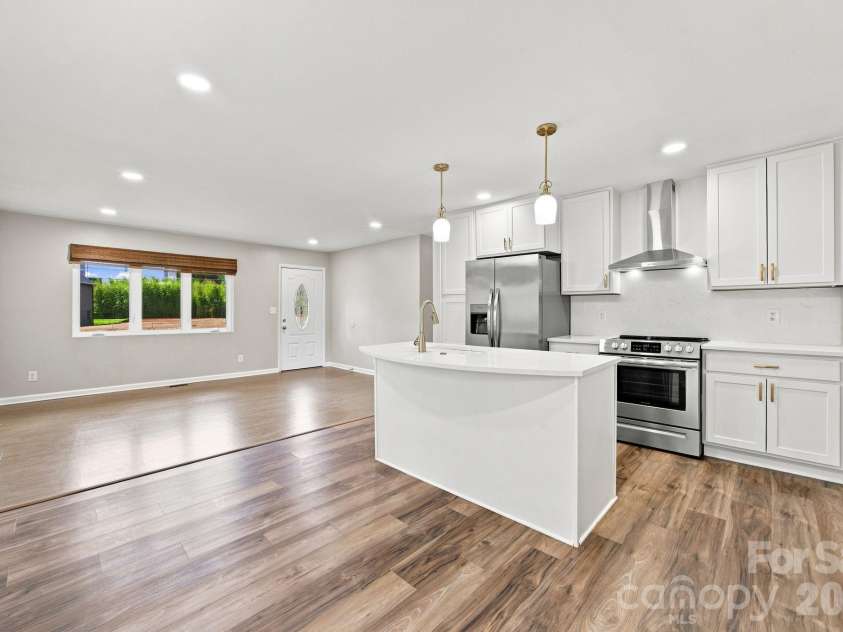2700 Ravencroft Drive, Charlotte, NC 28208.  MLS# CAR4414006, YatesRealty ID 43971. 