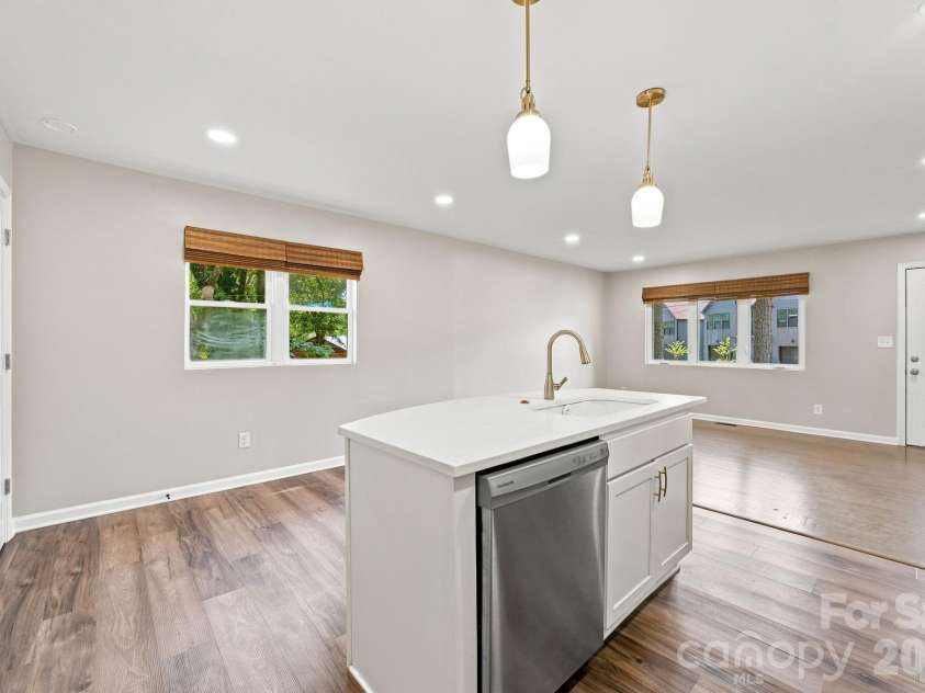 2700 Ravencroft Drive, Charlotte, NC 28208.  MLS# CAR4414006, YatesRealty ID 43971. 
