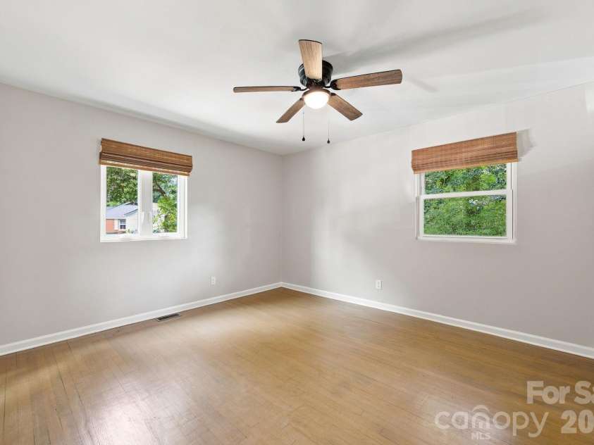 2700 Ravencroft Drive, Charlotte, NC 28208.  MLS# CAR4414006, YatesRealty ID 43971. 