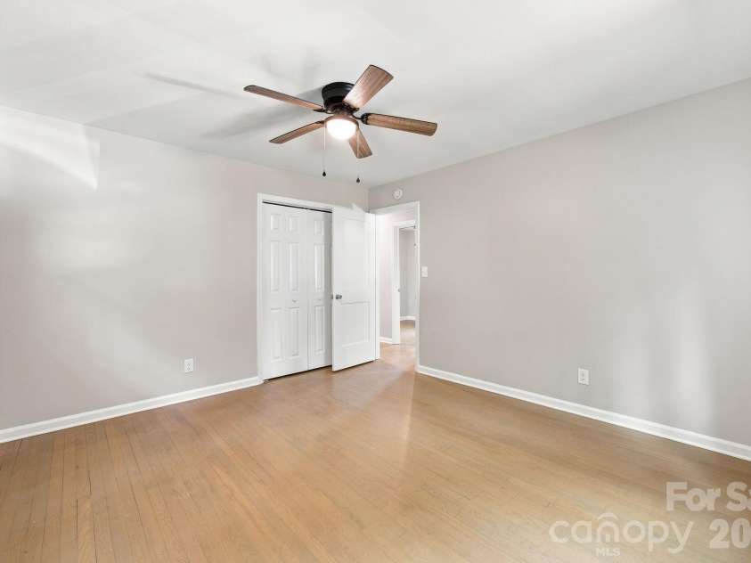 2700 Ravencroft Drive, Charlotte, NC 28208.  MLS# CAR4414006, YatesRealty ID 43971. 