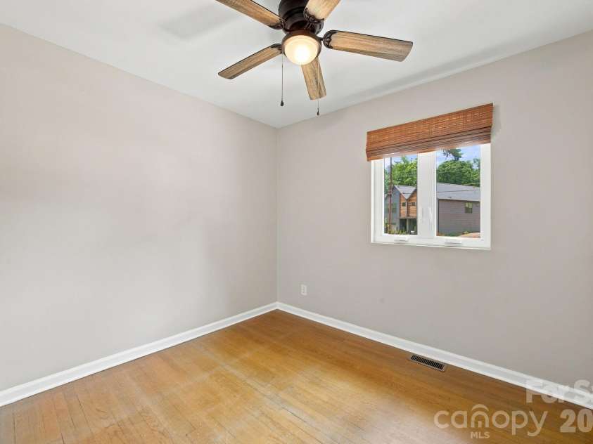 2700 Ravencroft Drive, Charlotte, NC 28208.  MLS# CAR4414006, YatesRealty ID 43971. 