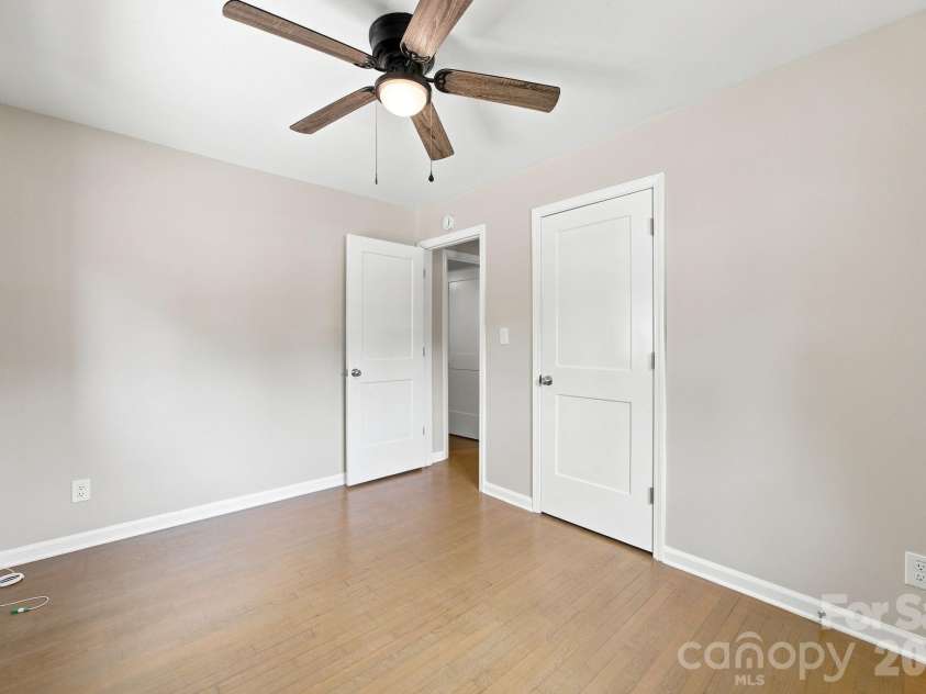 2700 Ravencroft Drive, Charlotte, NC 28208.  MLS# CAR4414006, YatesRealty ID 43971. 