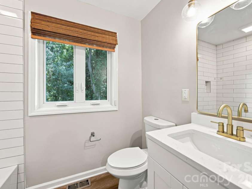 2700 Ravencroft Drive, Charlotte, NC 28208.  MLS# CAR4414006, YatesRealty ID 43971. 