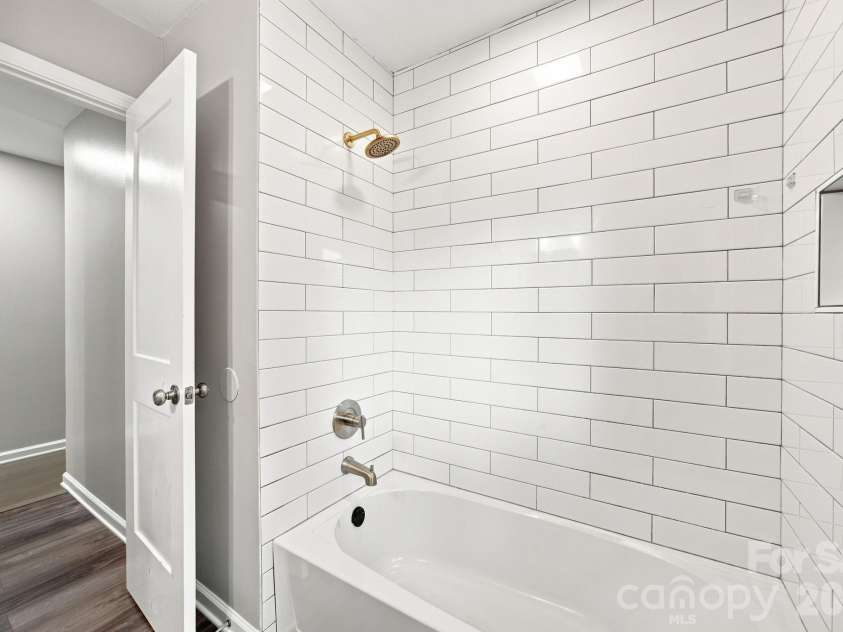 2700 Ravencroft Drive, Charlotte, NC 28208.  MLS# CAR4414006, YatesRealty ID 43971. 