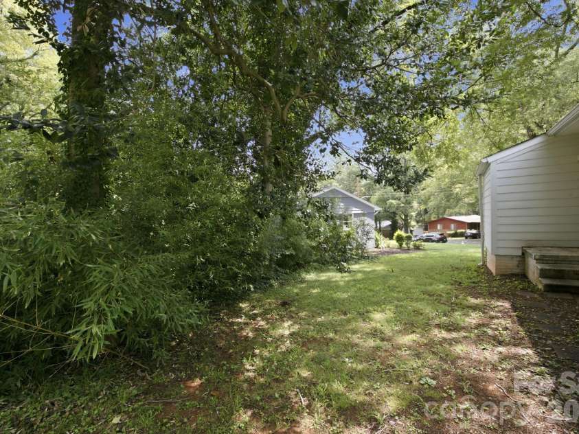 2700 Ravencroft Drive, Charlotte, NC 28208.  MLS# CAR4414006, YatesRealty ID 43971. 