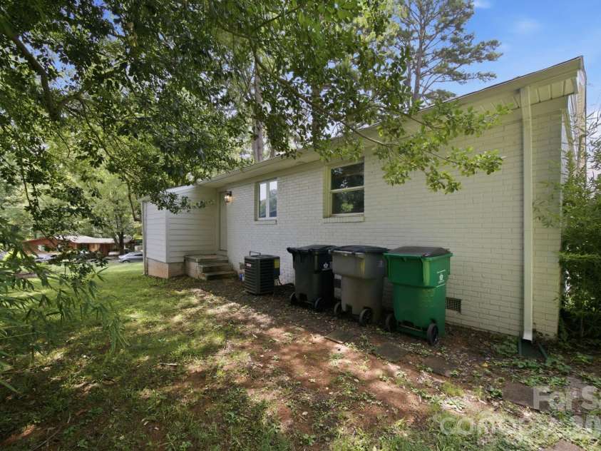 2700 Ravencroft Drive, Charlotte, NC 28208.  MLS# CAR4414006, YatesRealty ID 43971. 