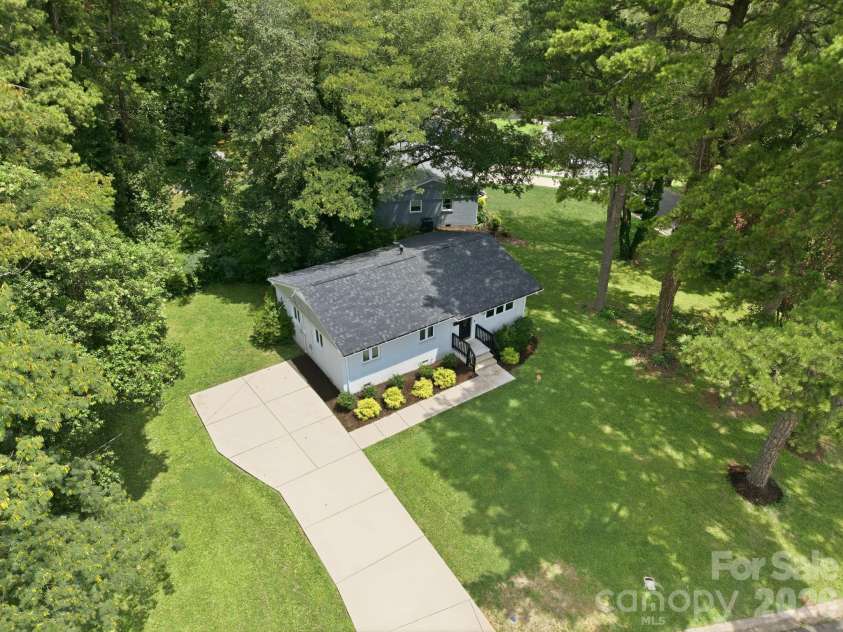 2700 Ravencroft Drive, Charlotte, NC 28208.  MLS# CAR4414006, YatesRealty ID 43971. 