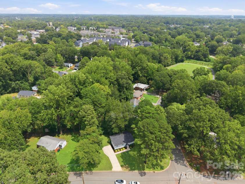 2700 Ravencroft Drive, Charlotte, NC 28208.  MLS# CAR4414006, YatesRealty ID 43971. 