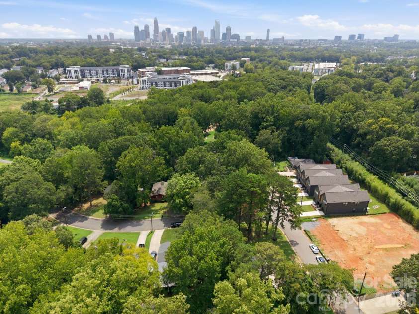 2700 Ravencroft Drive, Charlotte, NC 28208.  MLS# CAR4414006, YatesRealty ID 43971. 