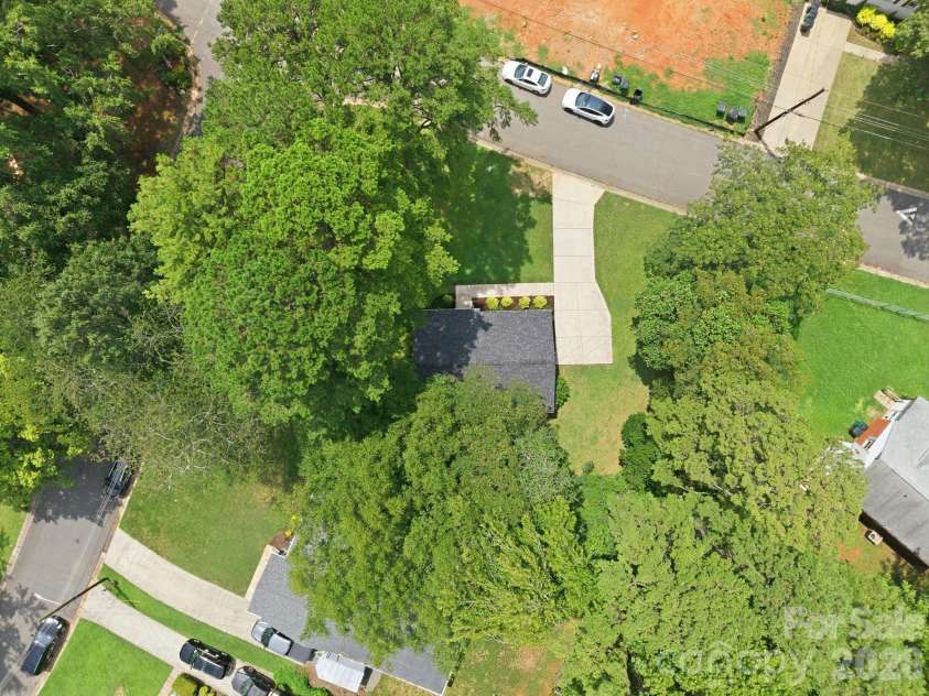 2700 Ravencroft Drive, Charlotte, NC 28208.  MLS# CAR4414006, YatesRealty ID 43971. 