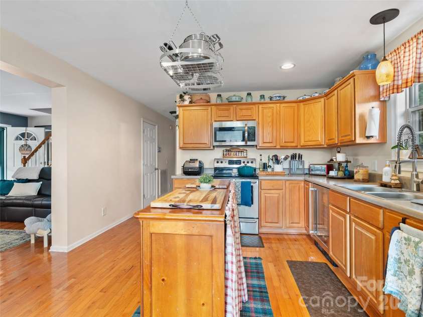 14 Folsom Drive, Candler, NC 28715.  MLS# CAR4414461, YatesRealty ID 43977. 