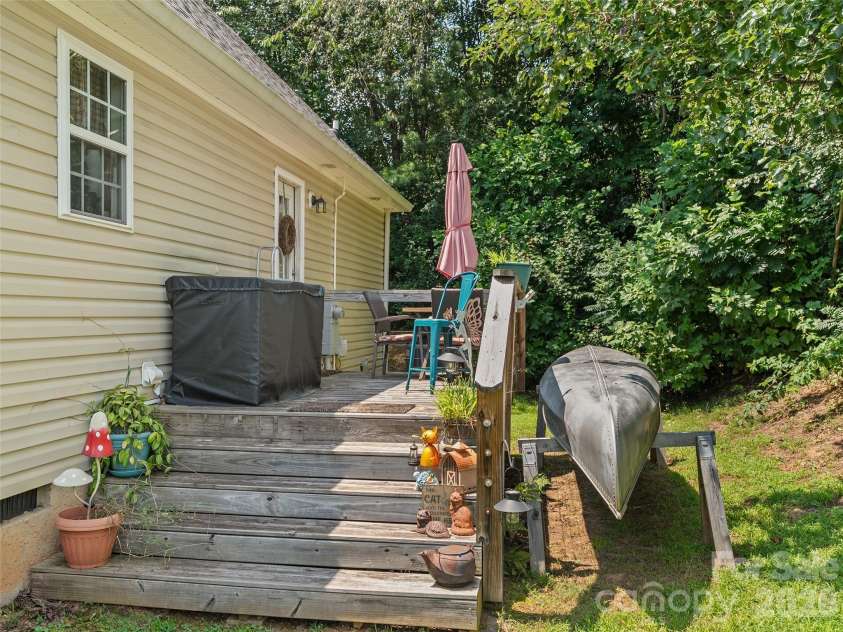 14 Folsom Drive, Candler, NC 28715.  MLS# CAR4414461, YatesRealty ID 43977. 