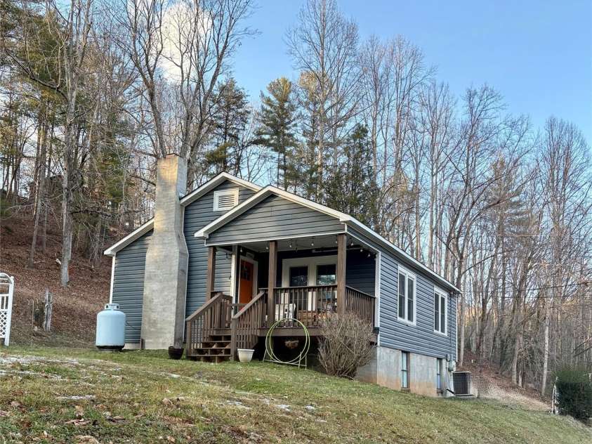 2050 Blowing Rock Boulevard, Lenoir, NC 28645.  MLS# CAR4341437, YatesRealty ID 4398. 