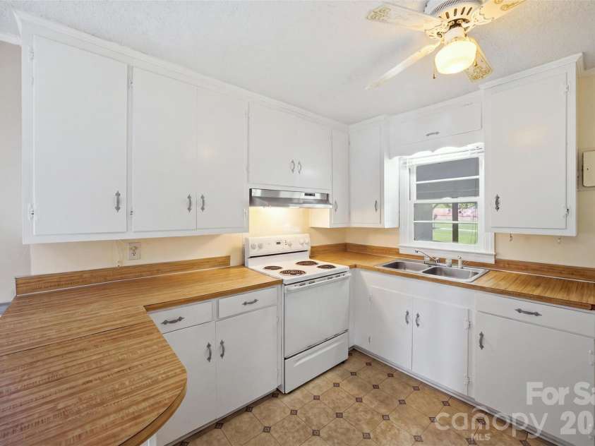 615 Westway Drive, Gastonia, NC 28054.  MLS# CAR4413841, YatesRealty ID 43987. 
