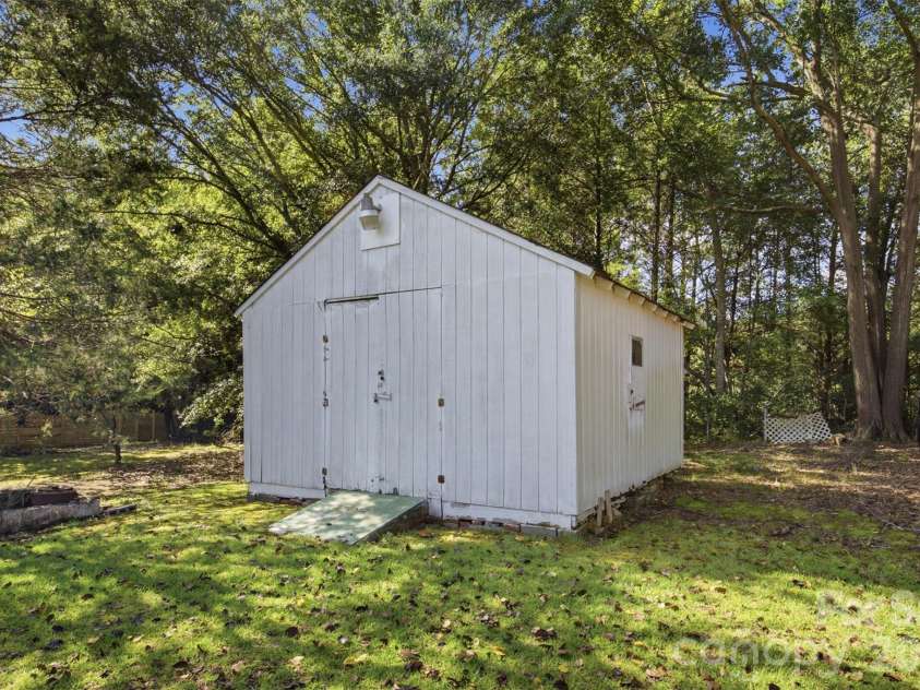 615 Westway Drive, Gastonia, NC 28054.  MLS# CAR4413841, YatesRealty ID 43987. 