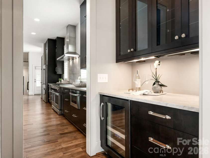 300 Plantation Place, Charlotte, NC 28209.  MLS# CAR4386127, YatesRealty ID 43992. Bar Area