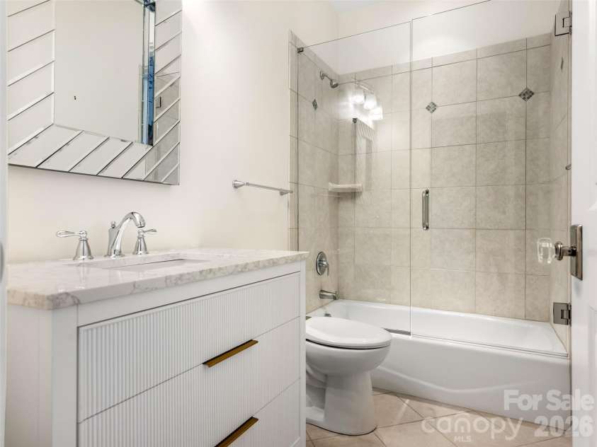 300 Plantation Place, Charlotte, NC 28209.  MLS# CAR4386127, YatesRealty ID 43992. Full Bath
