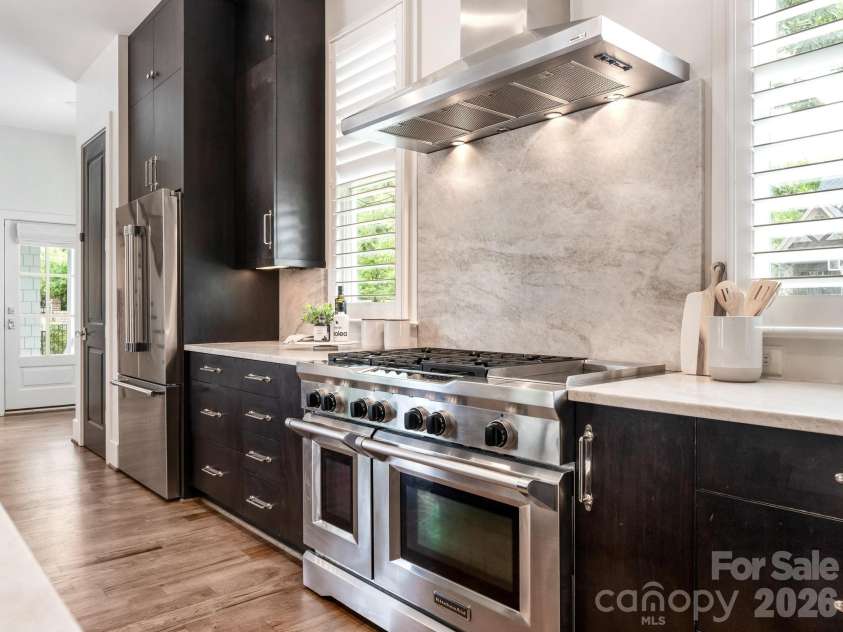 300 Plantation Place, Charlotte, NC 28209.  MLS# CAR4386127, YatesRealty ID 43992. Kitchen