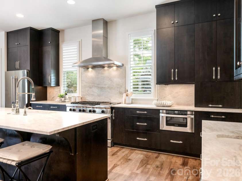 300 Plantation Place, Charlotte, NC 28209.  MLS# CAR4386127, YatesRealty ID 43992. Kitchen