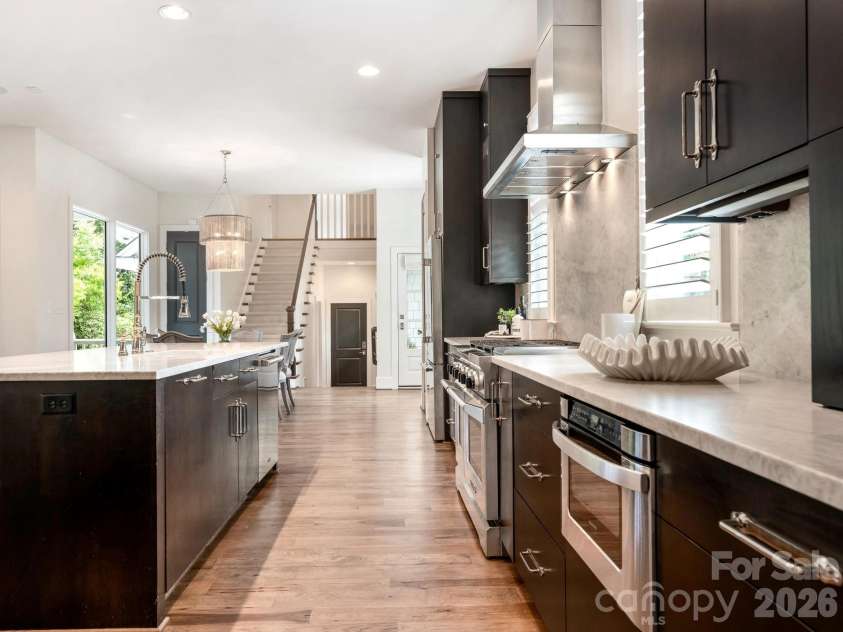 300 Plantation Place, Charlotte, NC 28209.  MLS# CAR4386127, YatesRealty ID 43992. Kitchen