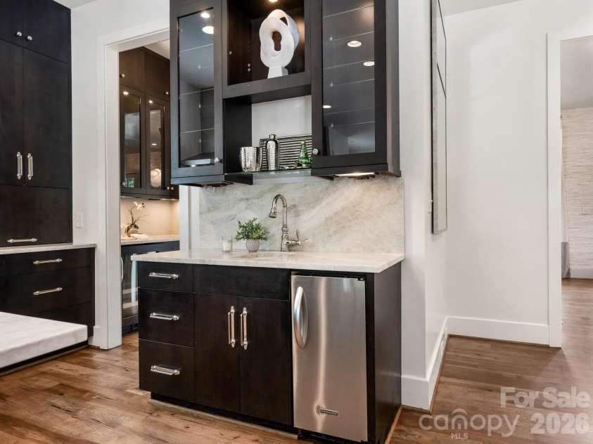 300 Plantation Place, Charlotte, NC 28209.  MLS# CAR4386127, YatesRealty ID 43992. Kitchen