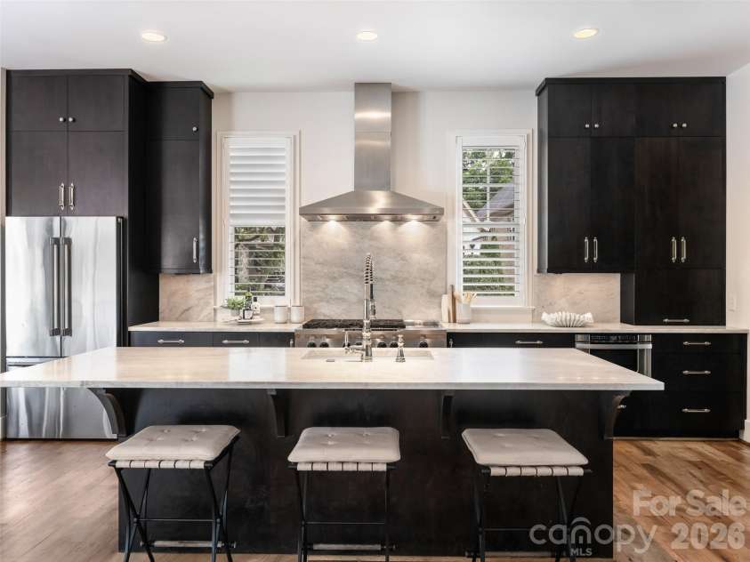 300 Plantation Place, Charlotte, NC 28209.  MLS# CAR4386127, YatesRealty ID 43992. Kitchen