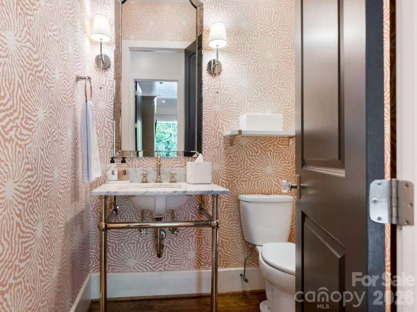 300 Plantation Place, Charlotte, NC 28209.  MLS# CAR4386127, YatesRealty ID 43992. Powder Room