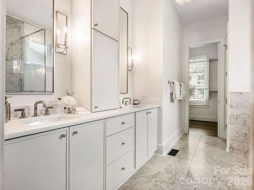 300 Plantation Place, Charlotte, NC 28209.  MLS# CAR4386127, YatesRealty ID 43992. Primary Bath