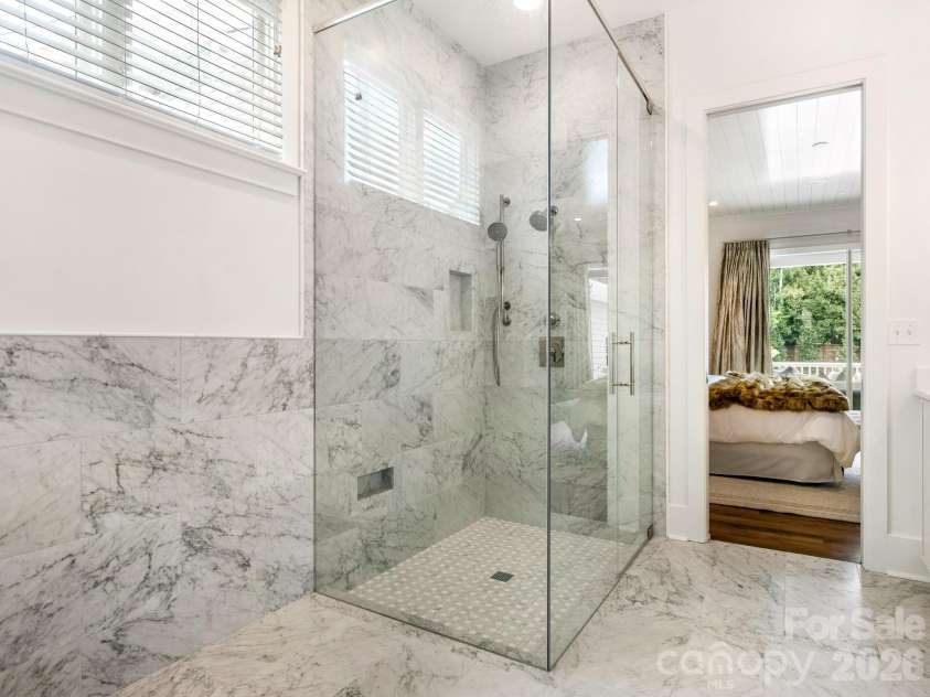 300 Plantation Place, Charlotte, NC 28209.  MLS# CAR4386127, YatesRealty ID 43992. Primary Bath