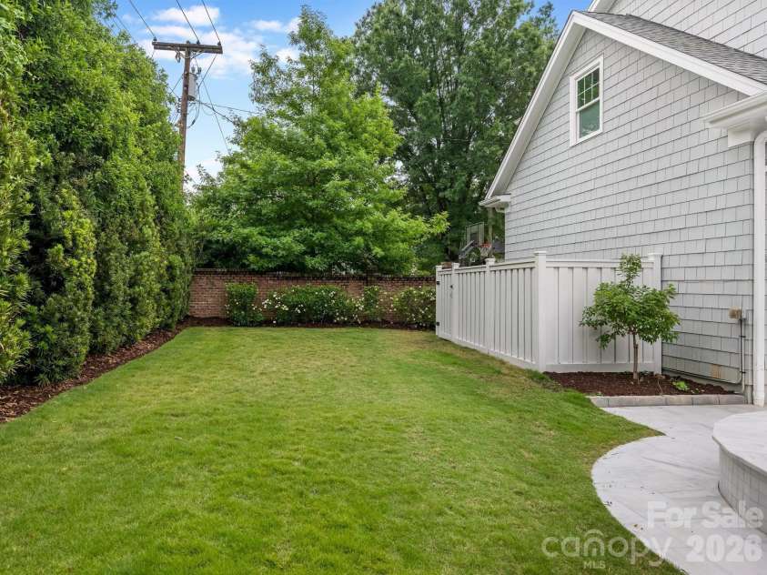 300 Plantation Place, Charlotte, NC 28209.  MLS# CAR4386127, YatesRealty ID 43992. Rear Lawn