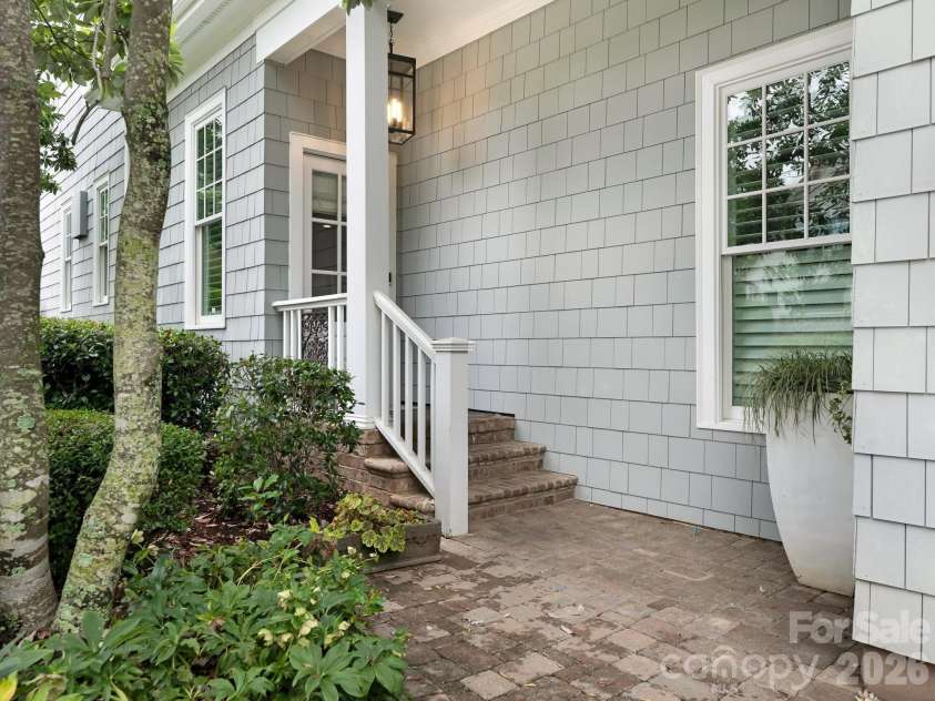 300 Plantation Place, Charlotte, NC 28209.  MLS# CAR4386127, YatesRealty ID 43992. Side Entry
