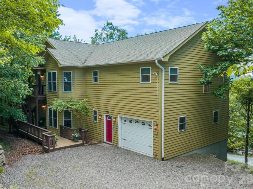 117 Pinnacle Ridge Road, Beech Mountain, NC 28604.  MLS# CAR4390771, YatesRealty ID 43995. 