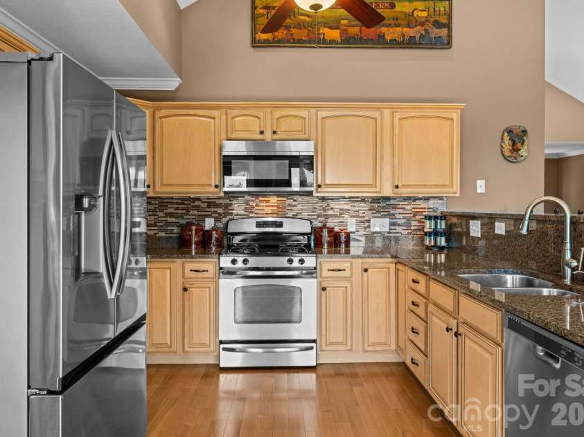 117 Pinnacle Ridge Road, Beech Mountain, NC 28604.  MLS# CAR4390771, YatesRealty ID 43995. 